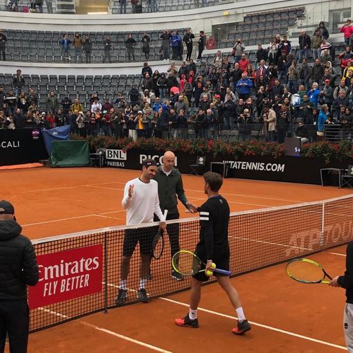 Baldi e Federer sul centrale del Foro Italico di Roma al termine della loro sessione di allenamento