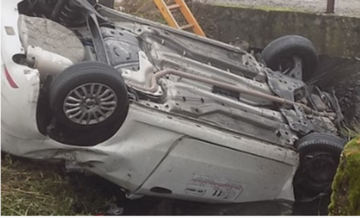 Auto capottata e tre persone in ospedale nel biellese