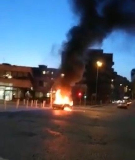 Novara: auto avvolta dalle fiamme in piazza Cavour VIDEO