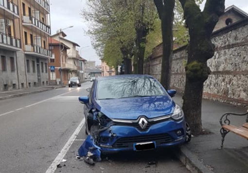 Centra un'auto parcheggiata e taglia la corda