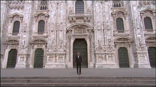 VIDEO. Bocelli riempie il deserto di piazza Duomo con un canto universale, unendo Milano e la Lombardia al mondo