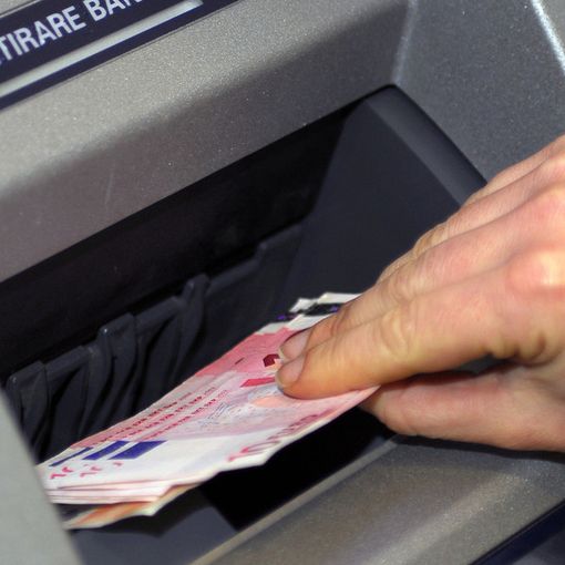 Spese e prelievi con la carta di credito rubata: vercellese nei guai