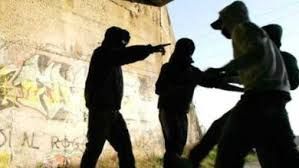 Vermezzo: pizzaiolo rimprovera ragazzini che facevano baccano e loro lo aggrediscono