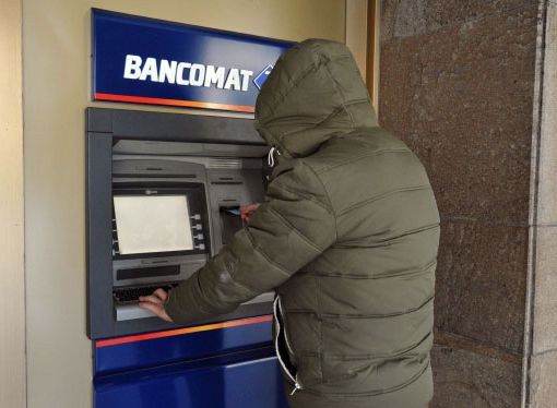 Magenta, le rubano il bancomat al mercato e riescono a prelevare centinaia di euro