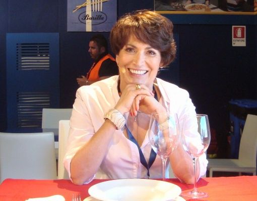 Garlasco: al teatro Martinetti l’esperta di galateo, Barbara Ronchi Della Rocca, ha parlato di Leonardo della cucina e del bon ton