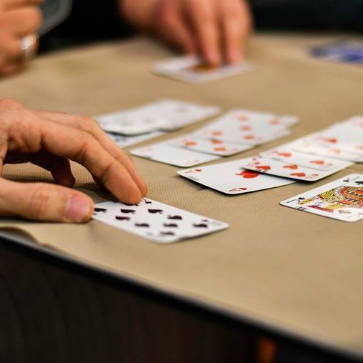 Il gioco del Bridge in videoconferenza. Grazie ai corsi online aperti a tutti, anche gli over 70 diventano più digitali