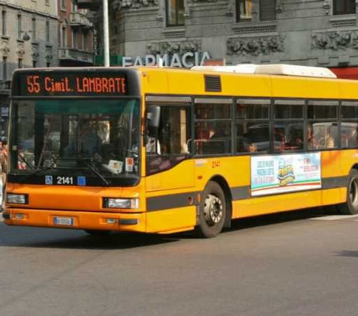 Milano, scontro bus-mezzo raccolta rifiuti: 4 feriti
