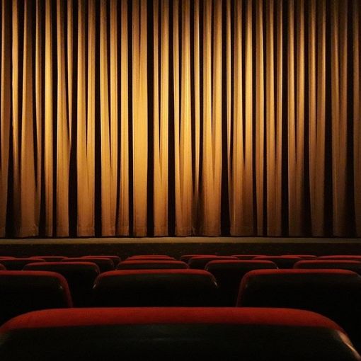 Moratti e Galli: «Riaprire teatri e cinema per rilancio cultura e aggregazione positiva dei giovani»