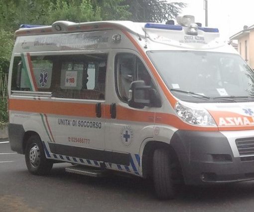 Abbiategrasso: automobilista imbocca la strada contro mano, frontale con un altro veicolo