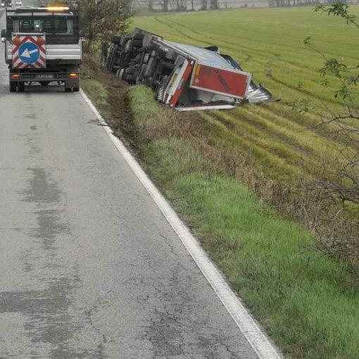 Lomello: si ribalta un camion sulla sp 193 bis, illeso l'autista