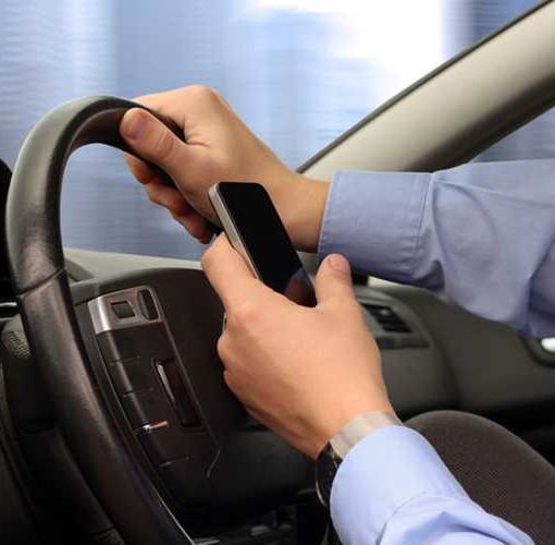Guida con l'uso di cellulare in aumento le violazioni rilevate dalla polizia stradale