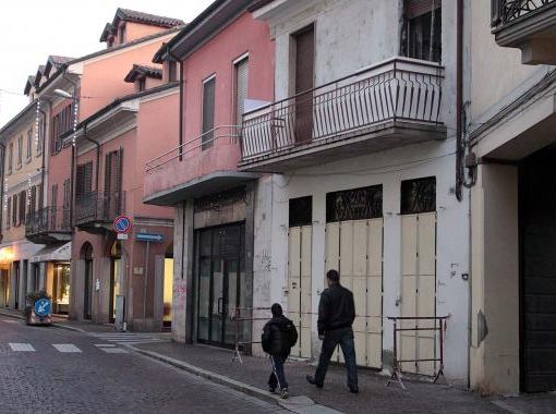 Mortara: Spostano le fioriere denunciate madre e figlia