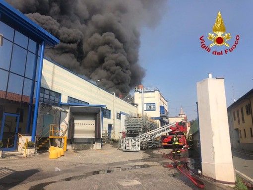 Gallarate, incendio alla Gallazzi sotto controllo: per l'Arpa al momento nessun pericolo