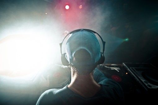 Si dovrà ballare a due metri di distanza dal 15 giugno: ma chi ha fatto le regole è mai stato in una discoteca?