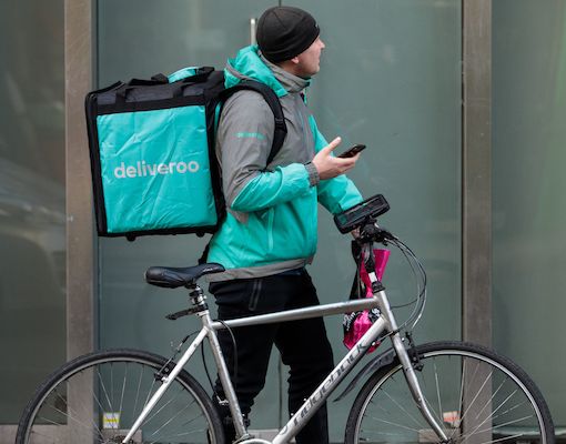Deliveroo cerca 500 nuovi rider: basta avere una bicicletta