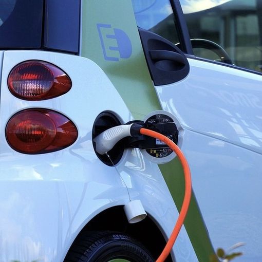 Veicoli inquinanti, l'assessore regionale Cattaneo: «Ecco 36 milioni per acquistare le auto elettriche»