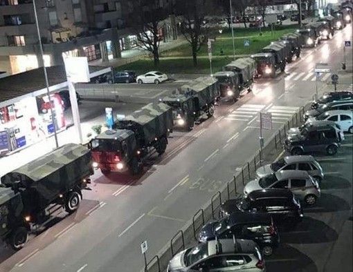 I camion dell'esercito trasportano le salme da Bergamo in altre città