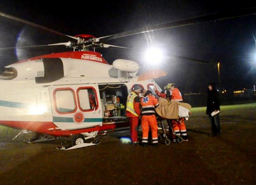 Cade dal quarto piano, grave un 15enne