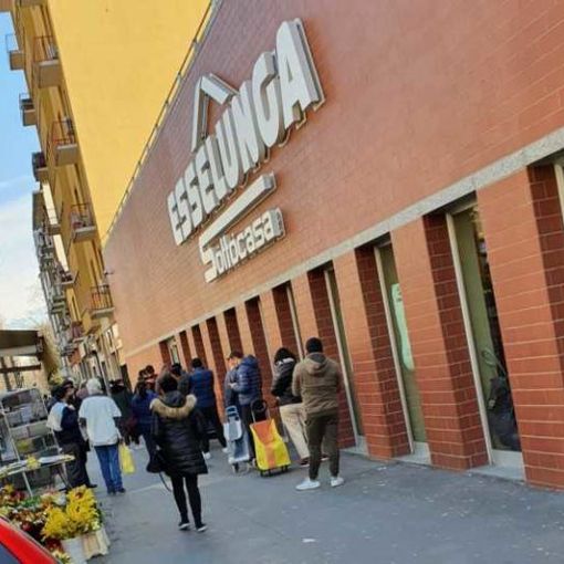 Da Esselunga in gruppi, all’Iper (Magenta) è già coda: un film già visto