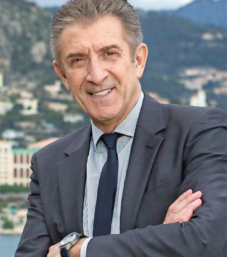 Il premio Enzo Burgio a Ezio Greggio per l'impegno nei confronti dei neonati prematuri