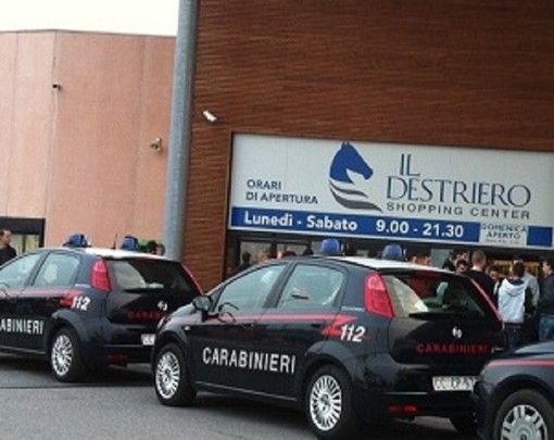Vittuone, giovane si nasconde nel bagno delle donne al Destriero e scatta foto: denunciato