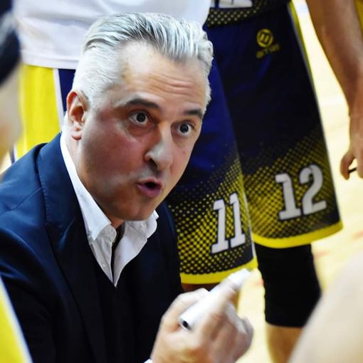 Coach Paolo Piazza durante un time-out (foto Laura Marmonti)