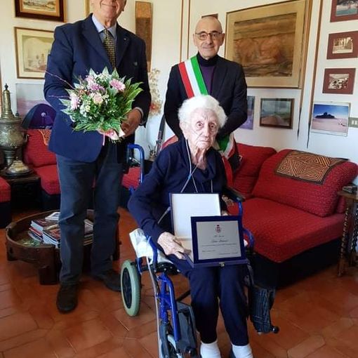 - FOTONOTIZIA - Mede: premiata con una targa la centenaria Lina Barisio Fantelli