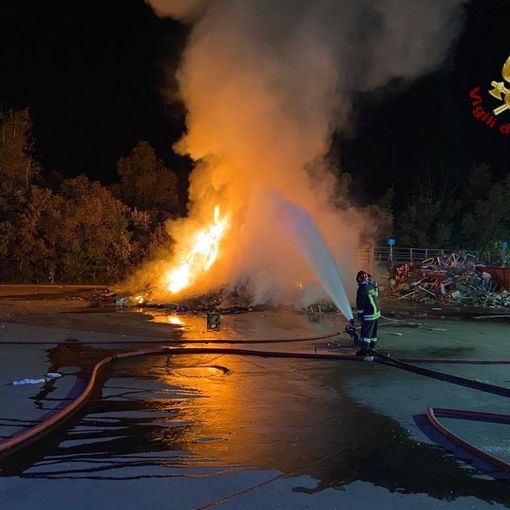 Pavese: incendio all'isola ecologica di Montebellino, bruciati materiali ingombranti