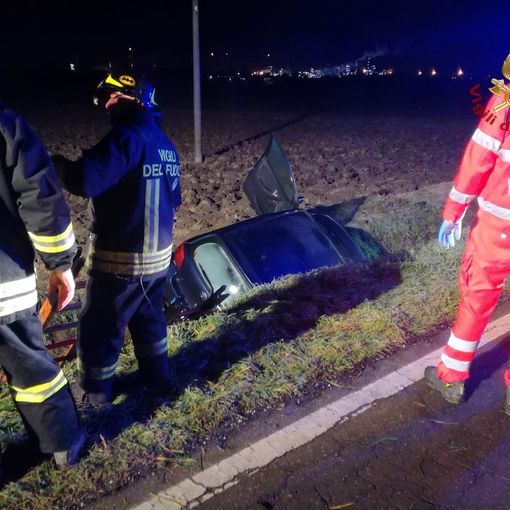 Mezzana Bigli: finisce in un canale con l'auto, ferito un 30enne