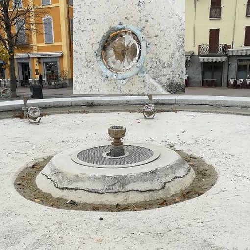 Mede: vandalizzata la fontana di piazza Repubblica