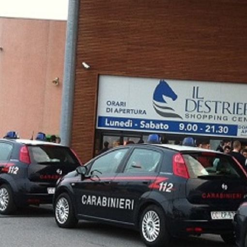 Vittuone: ruba vestiti al Destriero, ma viene arrestato
