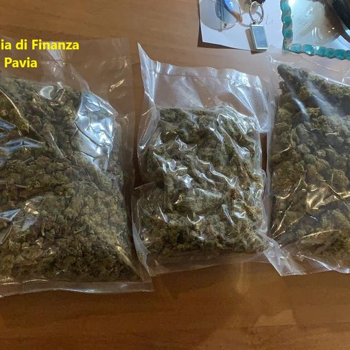 Pavia: tenta di fuggire in autostrada con 750 grammi di marijuana, inseguito dalla Guardia di Finanza e arrestato un 39enne