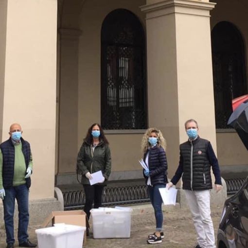 Mortara, Municipio chiuso nel weekend? La giunta, insieme ai volontari, consegna mascherine