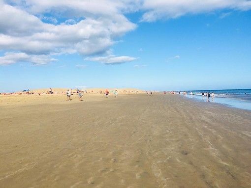 Anche Canarie (qui in foto le dune di Maspalomas a Gran Canaria) e Baleari riaprono ai turisti come tutta la Spagna