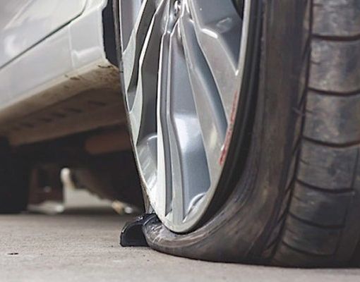 Abbiategrasso: fuori dall’ospedale, cambia la ruota dell’auto e gli rubano la borsa