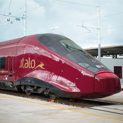 Resta il distanziamento sui treni, niente convogli pieni: lo ha deciso il ministro Speranza