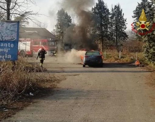 Robbio: in fiamme un'auto lungo la provinciale 596