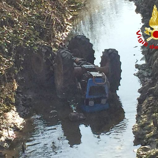 Oltrepò: si ribalta con il trattore in un canale, 22enne elitrasportato al Niguarda