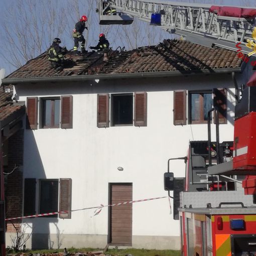 Lomello: in fiamme un sottotetto di legno, i vigili del fuoco limitano i danni