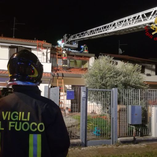 Lomello: brucia un tetto in via Grua, intervengono i Vigili del fuoco