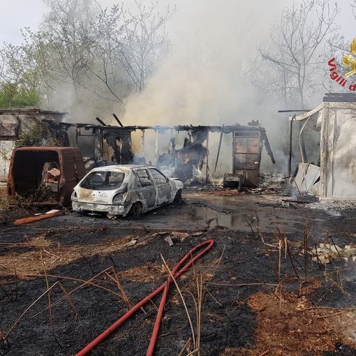 Parona: incendio in via San Giuseppe, gravi danni per edifici e auto