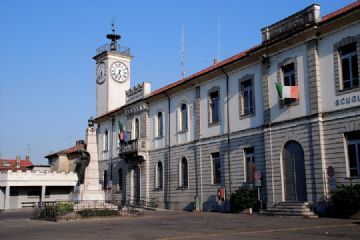 Candia: il comune mette un telone all’ingresso del municipio come tutela igienica