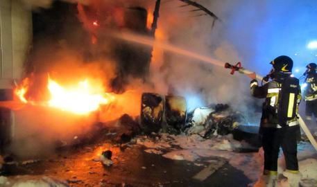 Due morti (27 e 29 anni) nell’incendio di un sottotetto sui Navigli di Milano