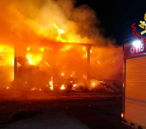 Settimo Milanese, incendio in una ditta di rifiuti speciali