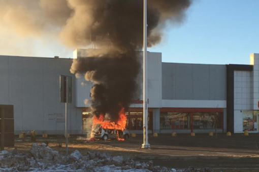 L'auto di Simona Rocca a fuoco sul piazzale dell'area commerciale vercellese