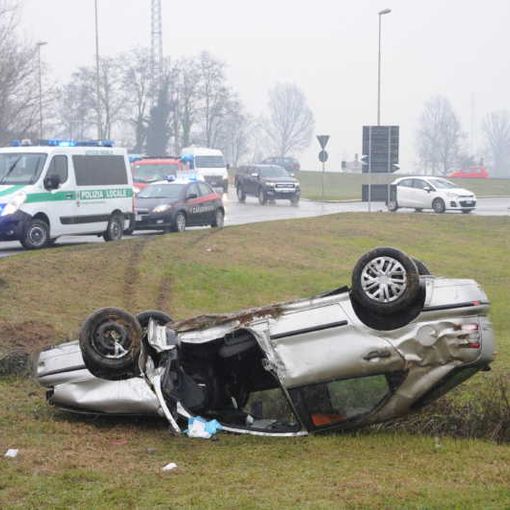 Abbiategrasso: perde il controllo dell’auto e si ribalta, paura in viale Giotto