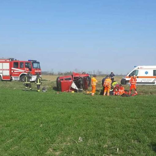 Inveruno: automobilista si ribalta nel campo