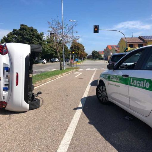 Magenta: auto si ribalta all’incrocio con via Maronati
