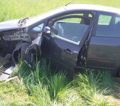 Robecco sul Naviglio: automobilista sbanda in curva e finisce nel campo