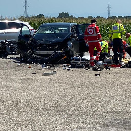Vigevano: scontro auto-moto in viale Industria, gravemente ferito un centauro